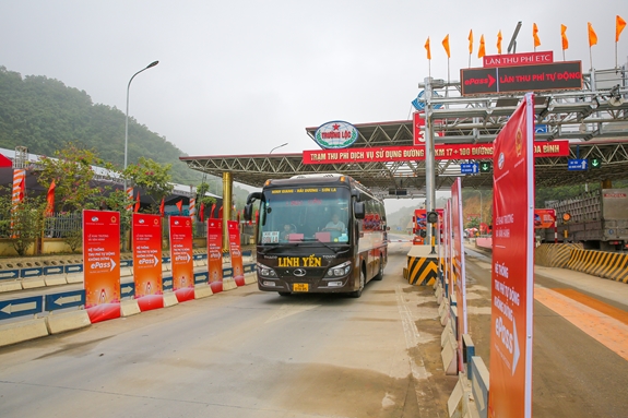Đồng loạt triển khai thu phí không dừng.
